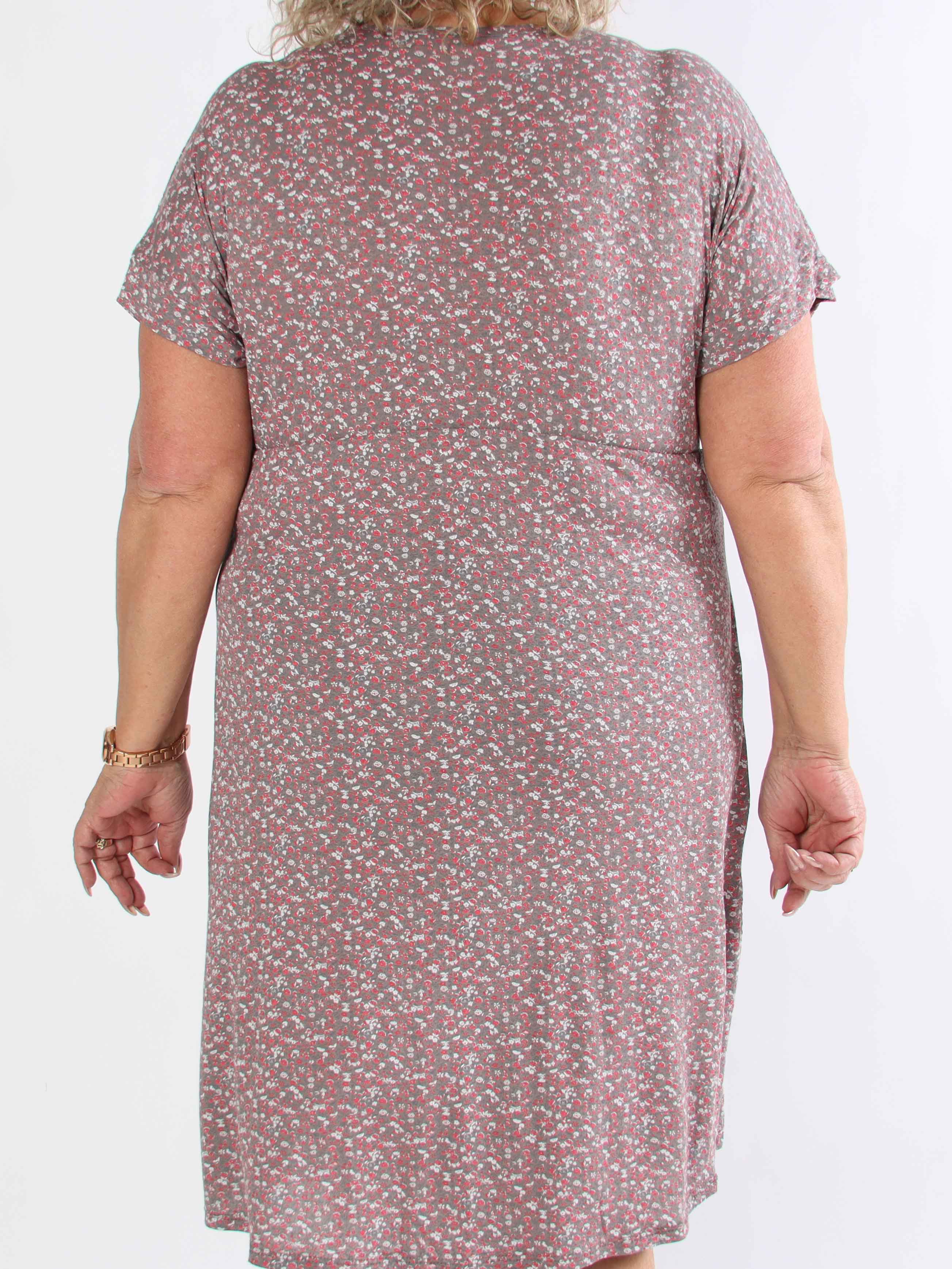 Maryam - Sød plus size kjole i blød viskose med blomsterprint